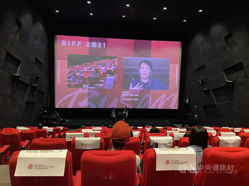 釜山影展13日播映超廣角紀錄片競賽單元入圍作品「彼岸」,導演施佑倫透過視訊方式與現場觀眾連線,分享拍攝本片過程中的感觸。中央社記者廖禹揚釜山攝 110年10月13日