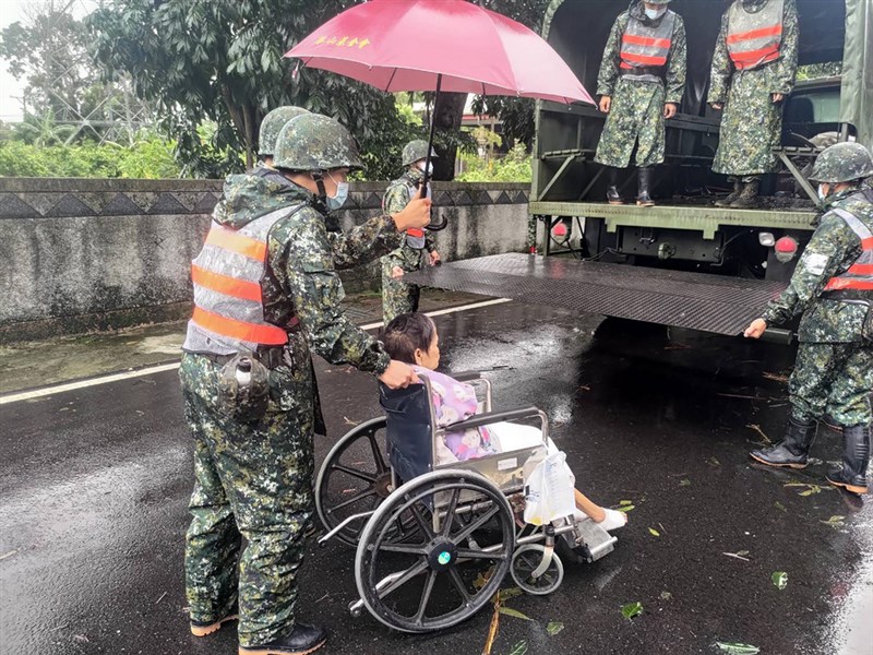 受颱風圓規持續性豪雨影響,各鄉鎮公所、軍警動員協助土石流潛勢區保全戶強制撤離及收容安置。圖為第二作戰區官兵助萬榮鄉見晴村民眾撤離。(花防部提供)中央社記者張祈傳真 110年10月13日