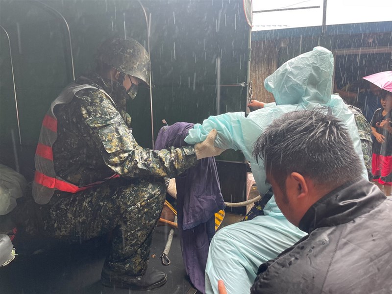 受颱風圓規持續性豪雨影響,花蓮全縣停班停課,多處村落並出現土石流紅色警戒,國軍第二作戰區派遣兵力100餘人、中型戰術輪車等2類19輛,協助執行秀林鄉銅門村等6處預防性撤離及災後復原任務。(花防部提供)中央社記者張祈傳真 110年10月13日