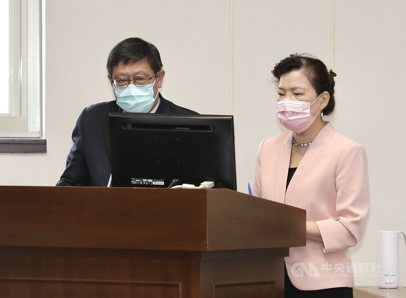環保署長張子敬(左)、經濟部長王美花(右)13日上午列席立法院經濟委員會,就「如何協助中小企業永續轉型」進行報告並備質詢,朝野立委關注減碳進程、碳費徵收規劃及綠色轉型。中央社記者張皓安攝 110年10月13日