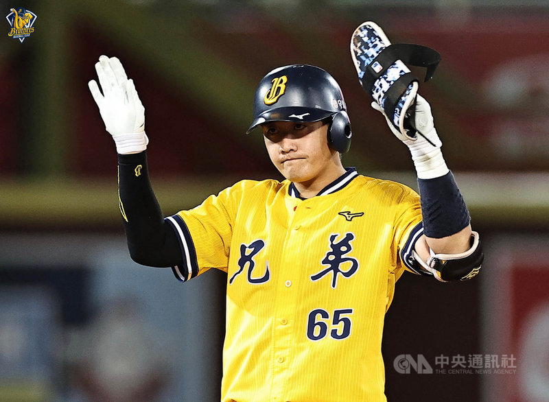 中華職棒中信兄弟隊高宇杰13日在桃園球場出賽,第2局替補守備,4局上敲出3打點清壘二壘安打,終場幫助兄弟以8比4奪下5連勝。(中信兄弟提供)中央社記者楊啟芳傳真 110年10月13日