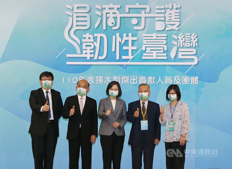 經濟部水利署13日舉辦「涓滴守護 韌性台灣」表揚水利傑出貢獻人員及團體典禮,總統蔡英文(中)、行政院長蘇貞昌(左2)出席,與終身成就獎得主經濟部水利署前副署長林火木(右2)等人合影。中央社記者郭日曉攝 110年10月13日