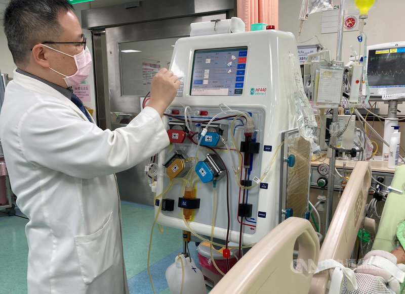 南投一名8旬阿嬤罹患罕見的急性周邊神經病變「格林巴利症候群」,經南投醫院安排血漿置換術治療,身體狀況恢復良好。圖為醫師模擬協助患者進行血漿置換術情形。(南投醫院提供)中央社記者蕭博陽南投縣傳真 110年10月13日