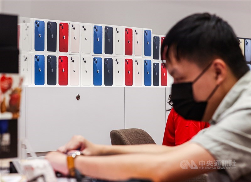路透社報導,熟悉內情人士指出,由於全球晶片短缺,蘋果公司可能削減iPhone 13產量多達1000萬支。(中央社檔案照片)
