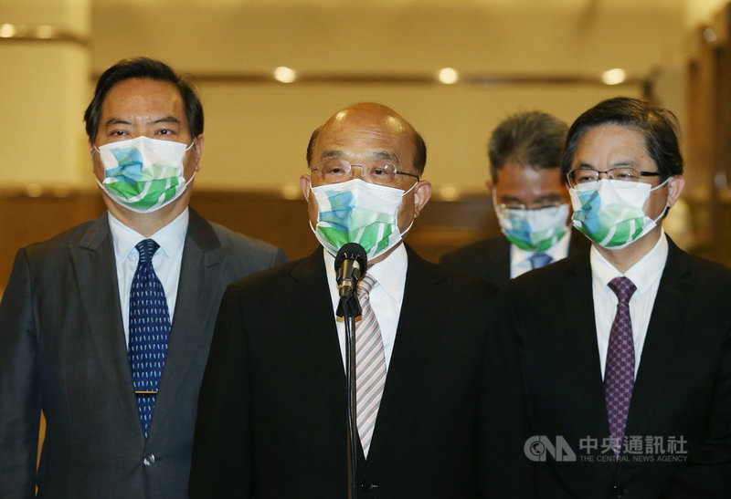 行政院長蘇貞昌(左2)12日接受國民黨立委鄭麗文質詢時發生爭執,引起議論;蘇貞昌13日上午出席活動前對此受訪表示,總統是三軍統帥,維護國家安全,竟有人藉著質詢造謠,無端指出總統會第一個投降,嚴重影響國人士氣,一定要憤然抵抗叛徒、糾正謊言,並撥亂反正。中央社記者郭日曉攝 110年10月13日