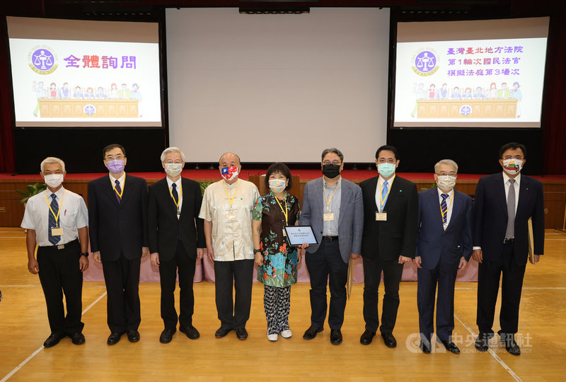 台北地方法院第1輪次國民法官模擬法庭第3場次13日舉行,國民黨立委葉毓蘭(中)、吳斯懷(左4)、司法院祕書長林輝煌(左3)等人出席。中央社記者謝佳璋攝 110年10月13日