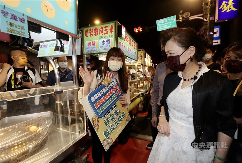 好食券上路後爭議頻傳,一些民眾抱怨好食券在部分店家無法使用;經濟部長王美花13日表示,會明確列出商家可使用哪些數位支付工具,也會確認適用店家範圍。(中央社檔案照片)