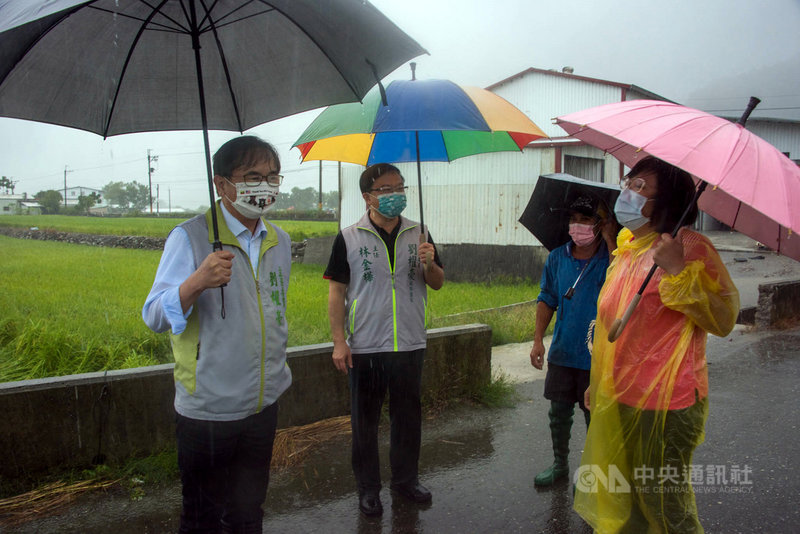 颱風圓規雖未撲台,但外圍環流為東半部地區帶來連日豪雨,民進黨籍立委劉櫂豪(左)13日邀請農委會台東區農改場、農糧署東區分署等相關人員前往鹿野鄉、關山鎮、池上鄉勘災。(劉櫂豪服務處提供)中央社記者盧太城台東傳真 110年10月13日