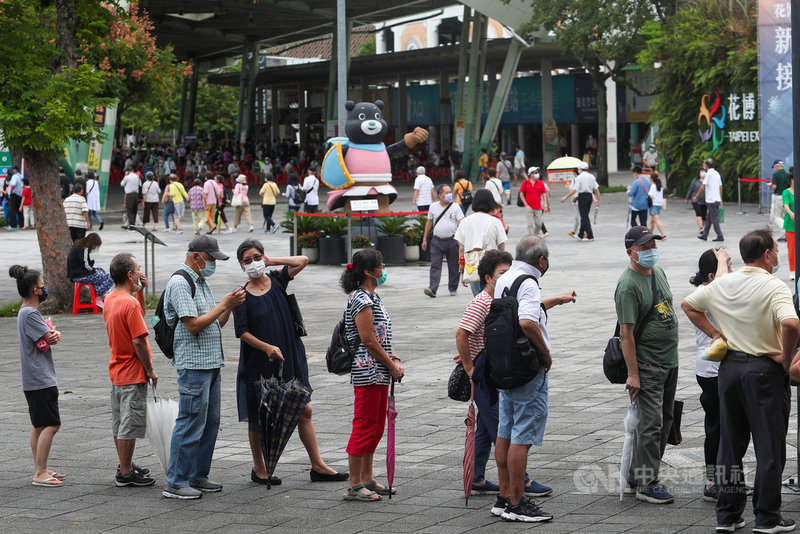 台北市13日開放68歲以上莫德納第2劑在花博接種站施打,現場排隊動線混亂,人龍沿著廣場一路排至捷運站。中央社記者吳家昇攝 110年10月13日