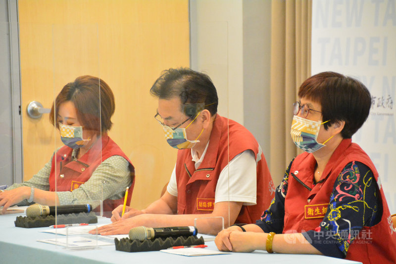 新北市副市長劉和然(中)13日在市府疫情記者會中表示,依照目前的中央防疫指引,在校園裡只有飲食、喝水才能脫口罩,現階段拍攝畢業團體照還不能脫下口罩;會向教育部反映,滾動式檢討相關防疫作為。中央社記者黃旭昇新北市攝 110年10月13日