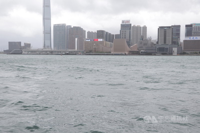 颱風圓規來襲,香港海上交通13日全部停頓,平常非常繁忙的維多利亞海港一艘船都沒有,十分寧靜。中央社記者張謙香港攝 110年10月13日