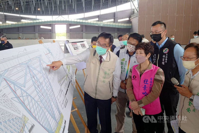 台南市長黃偉哲(前左)等人13日前往剛完工不久的大台南會展中心,了解各項軟硬體設施準備進度。中央社記者楊思瑞攝 110年10月13日