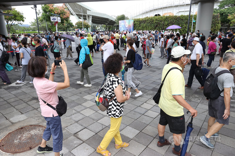 台北市13日開放68歲以上莫德納第2劑在花博爭艷館大型接種站開打,現場大排長龍、動線混亂。中央社記者鄭傑文攝 110年10月13日