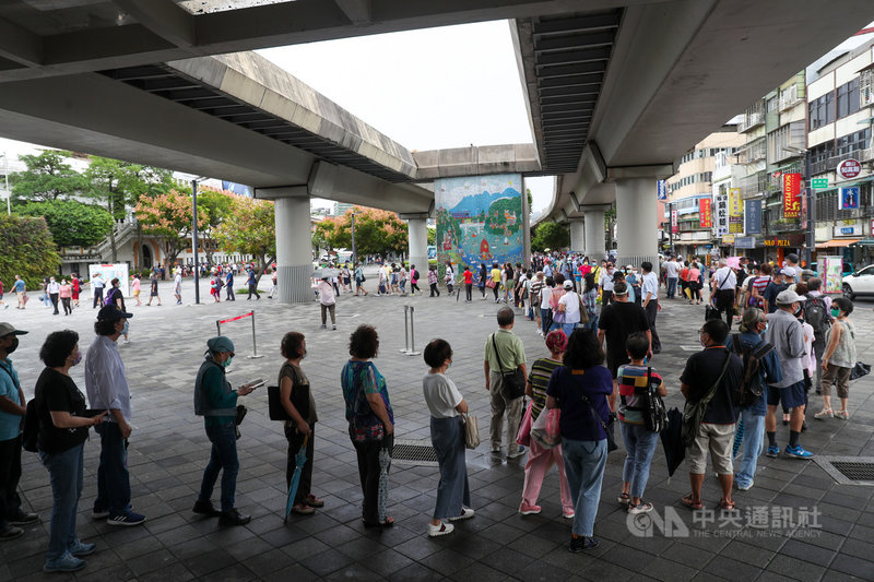 台北市13日開放68歲以上莫德納第2劑在花博接種站施打,現場排隊人潮眾多,有民眾抱怨排隊動線亂。中央社記者吳家昇攝 110年10月13日