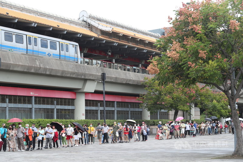 台北市13日開放68歲以上莫德納第2劑在花博接種站施打,現場排隊人潮眾多,民眾沿著捷運站排成長條人龍。中央社記者吳家昇攝 110年10月13日