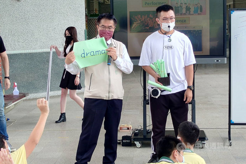台南市政府規劃將歸仁區沙崙國中轉型為幼兒園到12年級全雙語學校,台南市長黃偉哲(前左)13日前往沙崙國中了解工程計畫與雙語教育規劃情形。中央社記者楊思瑞攝 110年10月13日