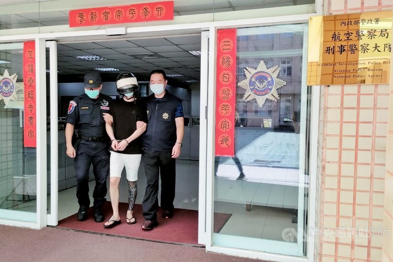 警政署航空警察局破獲一起運毒案,專案小組積極溯源,歷經3個月長期偵蒐及資料分析,在7月到9月間陸續將運毒領貨、押貨、聯繫、規劃及幕後主嫌共5人拘捕到案。(航空警察局提供)中央社記者吳睿騏桃園機場傳真 110年10月13日