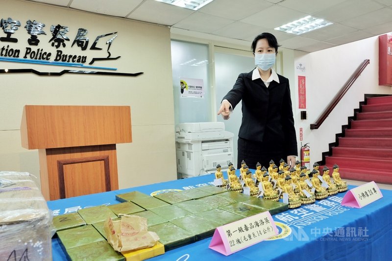 警政署航空警察局13日舉行記者會公布破獲一起運毒案,毒梟以輸入佛像名義,從緬甸仰光進口貨物,將8.14公斤海洛因磚偽裝隔板運毒,市價近新台幣1億元。中央社記者吳睿騏桃園機場攝 110年10月13日