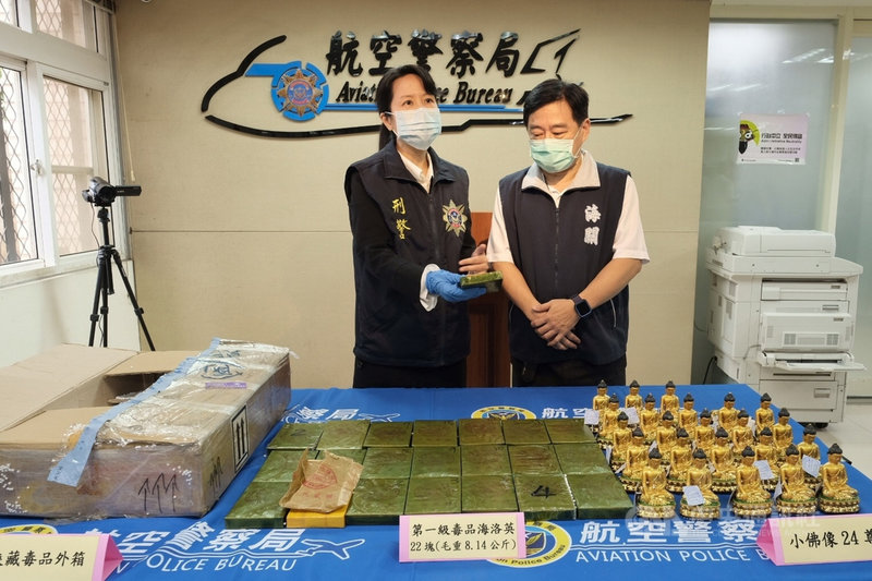 警政署航空警察局13日舉行記者會,指出5月間有毒梟以輸入佛像名義,從緬甸仰光進口貨物,卻遲遲未報關領貨,直到7月才由劉姓犯嫌出面報關領貨,遭海關及航警識破,是國內首見以海洛因磚偽裝堆疊成隔板的運毒案。中央社記者吳睿騏桃園機場攝 110年10月13日