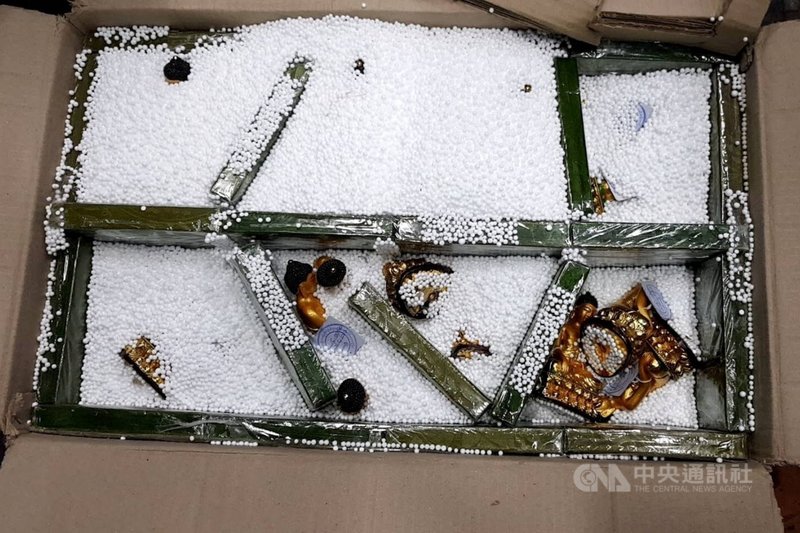 航空警察局會同台北關開驗貨箱發現22塊海洛因磚堆疊成隔板,內擺放24尊佛像,共查獲第一級毒品海洛因8.14公斤。(航空警察局提供)中央社記者吳睿騏桃園機場傳真 110年10月13日