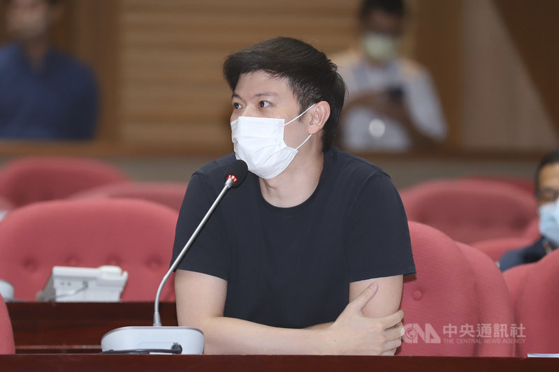 台北市長柯文哲13日拜會國民黨市議會黨團,說明本會期政策性預算及優先議法案,議員李柏毅(圖)會中針對熊好券需綁定台北通提出質疑,批市府究竟是想協助振興還是要推廣台北通。中央社實習記者蕭宇軒攝 110年10月13日