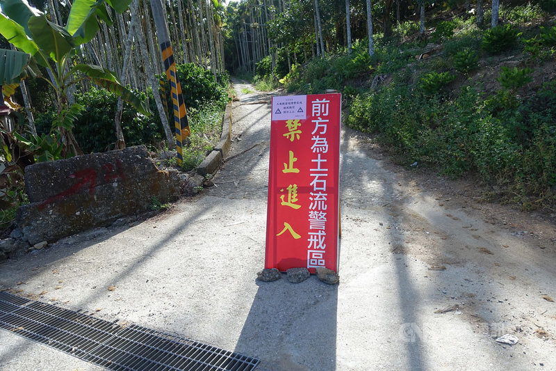 花蓮縣瑞穗鄉舞鶴淨水廠上方山坡在2016年間遭強颱莫蘭蒂侵襲後崩塌,花蓮林管處13日指出,近日受颱風圓規降雨影響,舞鶴崩塌地滑動速率逐漸加速且持續下滑,呼籲民眾避免進入。(花蓮林管處提供)中央社記者李先鳳傳真 110年10月13日