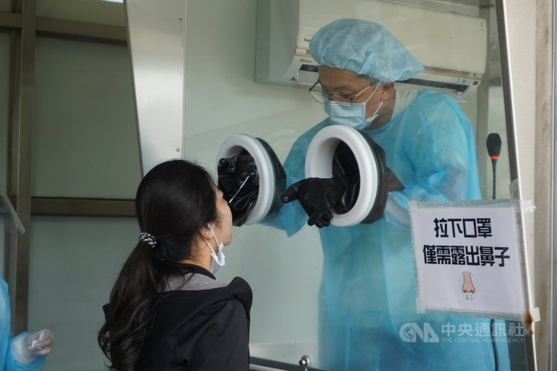 金門縣政府13日宣布,考量近日COVID-19疫情已明顯趨緩,加上全國和金門第1劑疫苗覆蓋率提升,14日起暫停機場到站快篩。圖為110年9月8日入境金門民眾接受快篩。中央社記者黃慧敏攝 110年10月13日