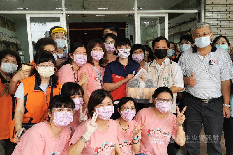 出身台南市歸仁區的「桌球一姐」鄭怡靜(2排右3)13日返鄉展開回饋鄉里之旅,在歸仁區公所受到員工及民眾熱烈歡迎。中央社記者楊思瑞攝 110年10月13日