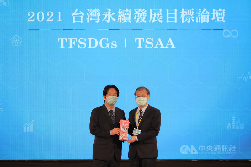 財團法人台灣永續能源研究基金會13日在台北圓山大飯店舉辦首屆「台灣永續行動獎」頒獎典禮,中鋼公司獲環境永續最高榮譽金獎及經濟發展銅獎雙項肯定,由總經理王錫欽(右)接受副總統賴清德(左)頒獎。(永續基金會提供)中央社記者蔡孟妤傳真 110年10月13日