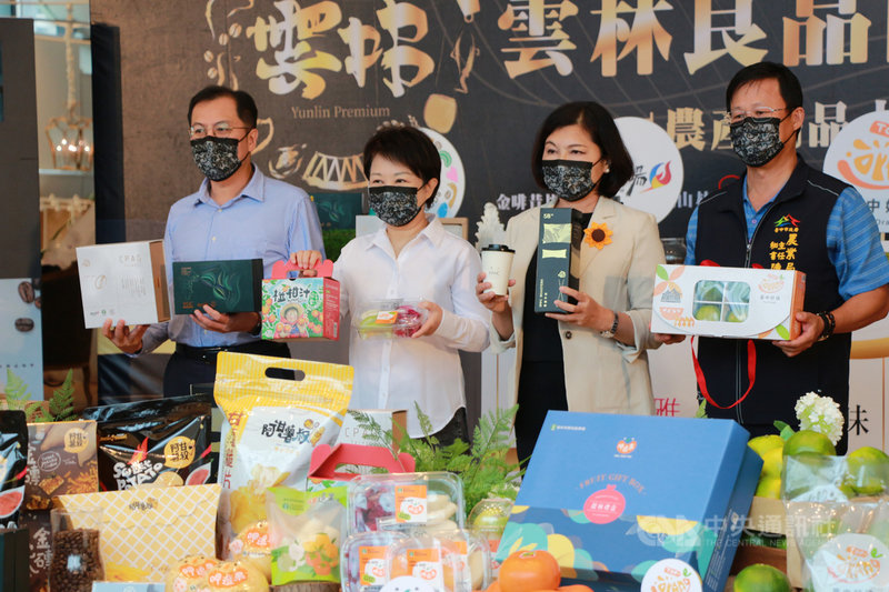 雲林縣政府推動「雲林良品」在地農產品牌,縣長張麗善(右2)13日到台中發表咖啡產品,並與台中市長盧秀燕(左2)一同合體行銷。中央社記者蘇木春攝 110年10月13日