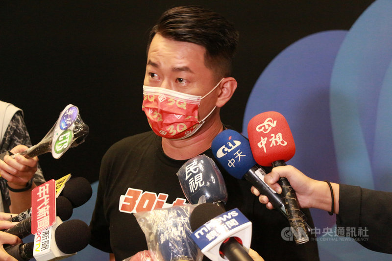 台灣基進立委陳柏惟罷免案23日將投票,陳柏惟13日晚間在公辦電視說明會後說,自認說明會表現中規中矩,對方指控他擋疫苗、他把緣由說清楚,感謝罷免方給機會來澄清。中央社記者蘇木春攝 110年10月13日