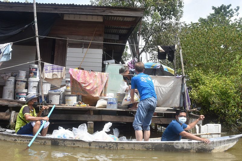 泰國大城府(Ayutthaya)的孔達奇揚(Khlong Takhian)村落因水患已泡在水裡一個月,曼谷社區協助基金會(Bangkok Community Help Foundation)工作人員送給居民物資包。中央社記者呂欣憓大城府攝 110年10月13日