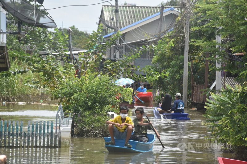 图为泰国大城府的孔达奇扬村落2021年10月因水患已泡在水里一个月，居民出入都必须依靠船只。（中央社档案照片）