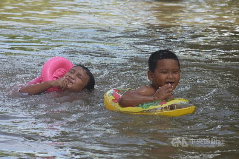 泰國大城府(Ayutthaya)的孔達奇揚(Khlong Takhian)村落因水患已泡在水裡一個月,小朋友乾脆在水裡游泳和玩耍。中央社記者呂欣憓大城府攝 110年10月13日
