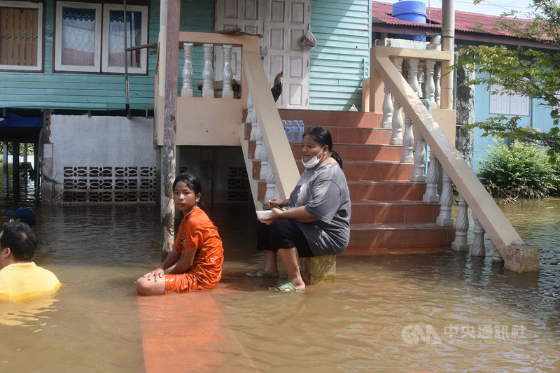 泰國大城府(Ayutthaya)的孔達奇揚(Khlong Takhian)村落因水患已泡在水裡一個月,有些居民的房子一樓幾乎浸泡在水中。中央社記者呂欣憓大城府攝 110年10月13日