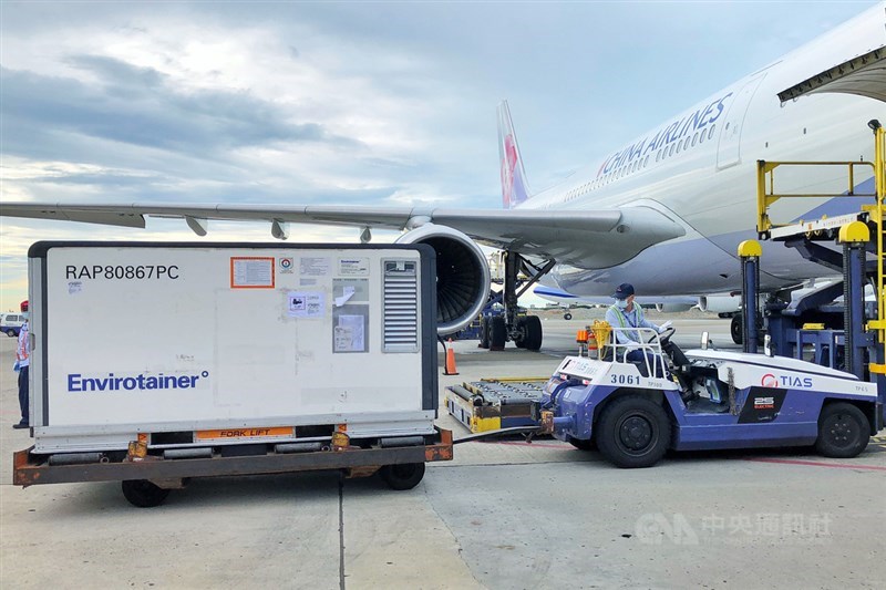 台灣自購AZ疫苗再到貨,約136萬劑13日下午順利運抵桃園國際機場,完成消毒及通關作業後,由拖車送往貨物碼頭裝入冷鏈貨車,載往指定冷儲物流中心存放。中央社記者吳睿騏桃園機場攝 110年10月13日