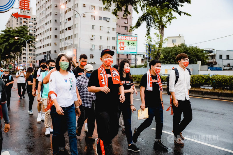 台灣基進黨立委陳柏惟(前左2)罷免案投票倒數,陳柏惟13日上午展開「100小時民主最後一哩路」徒步活動,從位於烏日區的服務處出發,沿路有不少支持者加油打氣。(陳柏惟服務處提供)中央社記者蘇木春傳真 110年10月13日