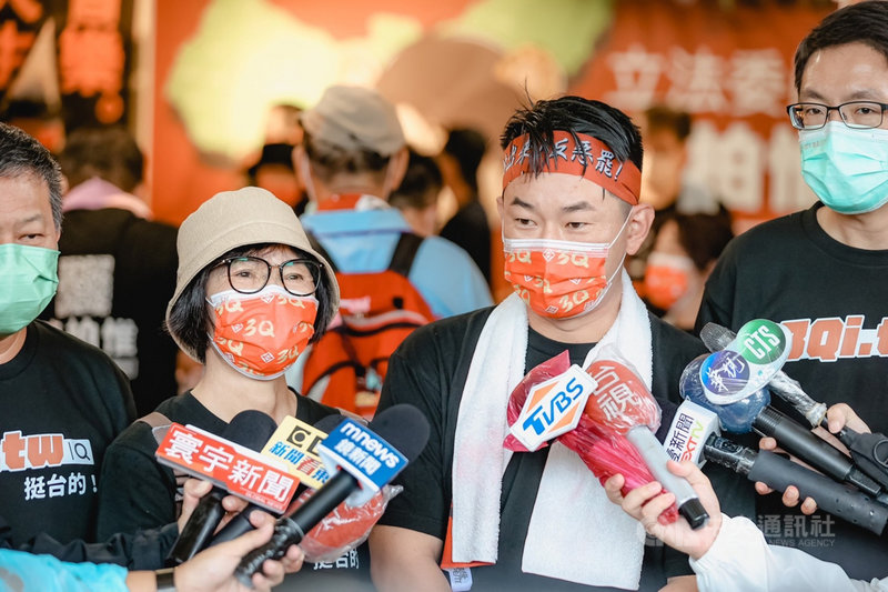 台灣基進黨立委陳柏惟(右2)罷免案投票倒數,陳柏惟13日展開選區徒步活動,陳柏惟的母親(左2)也到場陪同。(陳柏惟服務處提供)中央社記者蘇木春傳真 110年10月13日