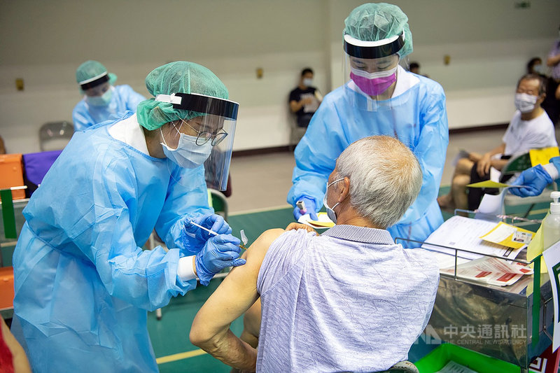 嘉義市政府17、18日將在港坪體育館設置大型接種站,為65歲至69歲市民施打第2劑莫德納疫苗,採取「里別分流」、「時段分流」造冊通知方式辦理。(嘉義市政府提供)中央社記者黃國芳傳真 110年10月13日