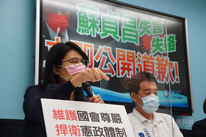 行政院長蘇貞昌日前接受國民黨立委鄭麗文(左)質詢時發生爭執,國民黨立法院黨團13日舉行記者會,總召費鴻泰(右)、立委鄭麗文等人出席,要求蘇貞昌對於答詢失言公開道歉。中央社記者王騰毅攝 110年10月13日