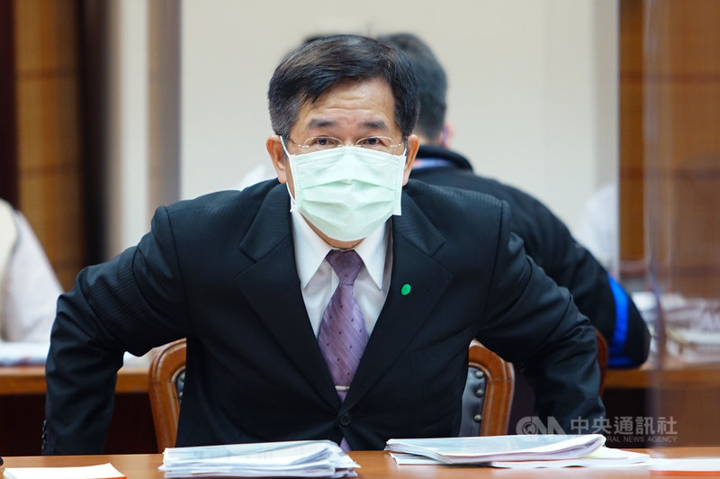 北部某私立大學操場跑道,近日遭校方劃上汽機車停車格,並拆除部分圍牆增設出入口。教育部長潘文忠13日說,這樣的作法恐對PU跑道不利,且影響學生空間,承諾會去瞭解。中央社記者王騰毅攝 110年10月13日