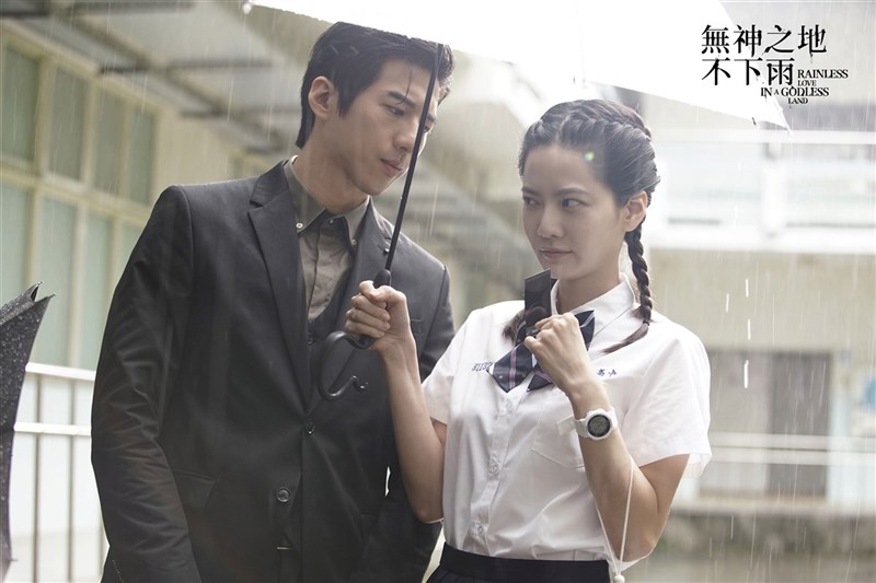 藝人曾之喬(右)和傅孟柏(左)在影集「無神之地不下雨」中共譜末日人神戀,傅孟柏劇中是曾之喬的守護神,時常在暗中庇護著她,因此有很多鏡頭他都得站在遠方,笑稱自己是「背後靈」。(三鳳製作提供)中央社記者葉冠吟傳真 110年10月13日
