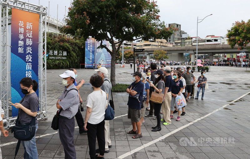 台北市13日開放68歲以上莫德納第2劑在花博爭艷館大型接種站開打,上午現場排隊人潮爆滿。中央社記者鄭傑文攝 110年10月13日