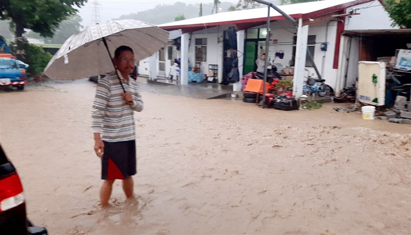 颱風圓規外圍環流豪雨轟炸,花蓮多處有積水災情,13日玉里鎮源城里發生土石流灌進民宅,7人受困,警消獲報前往救援。(花蓮縣消防局提供)中央社記者李先鳳傳真 110年10月13日
