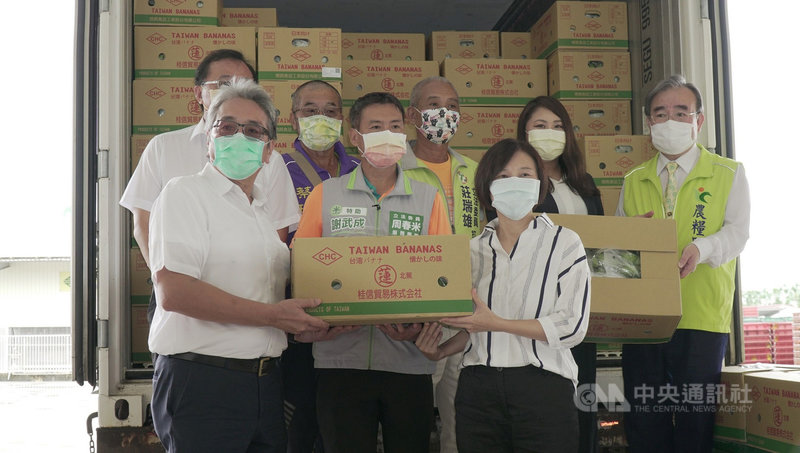 農糧署於民國108年7月和日本茨城縣笠間市簽訂「強化飲食及文化交流發展合作備忘錄」,雙方持續針對人員、食材、藝術文化及振興地區經濟等交流,屏東農民13日再封櫃5噸秋蕉銷日本,將作為學童營養午餐餐點。(農糧署提供)中央社 110年10月13日