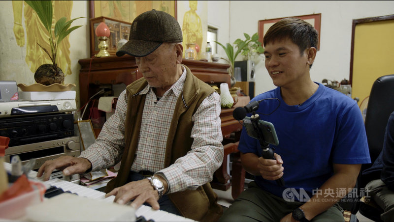 音樂人舒米恩(右)在實境節目「你的島嶼我的家」中,前往台東拜訪資深製作人翁源賜(左),了解不少半世紀前錄製原住民音樂的趣事。(阿洛無限提供)中央社記者葉冠吟傳真 110年10月13日
