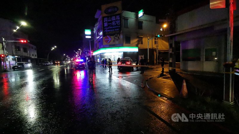 宜蘭警方12日晚間發現一輛轎車懸掛假車牌,攔查時駕駛加速逃逸,警方追逐至員山路一段與金山西路口,轎車撞上超商旁牆面停下,車內通緝犯高男攻擊員警,警方開槍還擊,高男中彈送醫,駕駛游男則被警方逮捕。(讀者提供)中央社記者王朝鈺傳真 110年10月13日