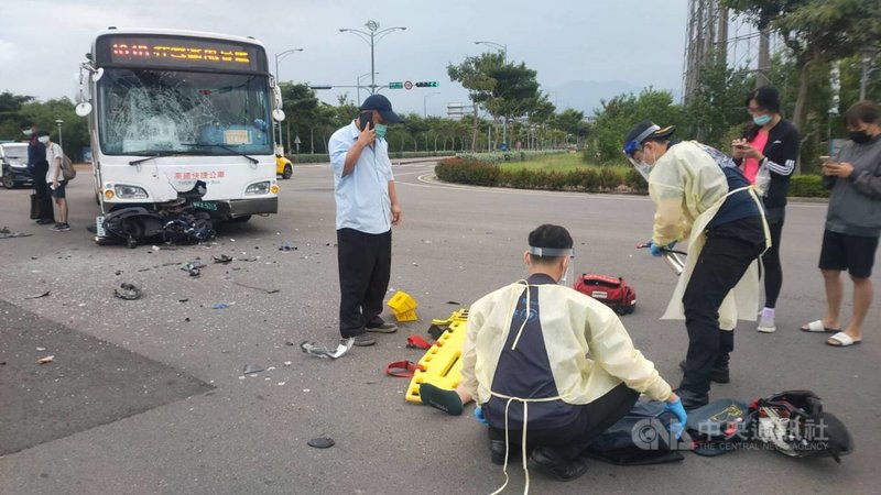 苗栗後龍高鐵特定區13日上午發生高鐵快捷公車與機車事故,就讀高職的18歲機車騎士行經新港三路與高鐵六路口,疑為搶快闖紅燈,迎面撞上綠燈左轉的公車,當場重摔倒地,醫護人員以頸圈、長背板固定送醫救治。(警方提供)中央社記者管瑞平傳真 110年10月13日