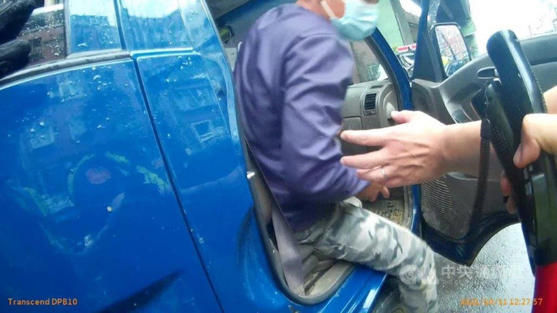 5名越籍逃逸移工日前搭車行經北市士林區遇警臨檢,偽稱是合法在台居留外籍移工,受過越南語課程培訓的員警張耿維以「家鄉話」和他們閒聊,其中言談露餡遭查獲,依法將5人送往移民署台北專勤隊安置處理。(翻攝照片)中央社記者黃麗芸傳真 110年10月13日