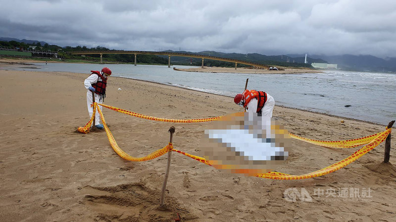 海巡署第二岸巡隊、新北市消防局貢寮消防分隊及瑞芳警分局13日上午獲報在福隆沙灘有人倒臥,到場發現是一名年約50歲男子,已明顯死亡,身上無顯著外傷,一旁也沒有遺留物品,後續將由警方報請地檢署相驗。(讀者提供)中央社記者王朝鈺傳真 110年10月13日